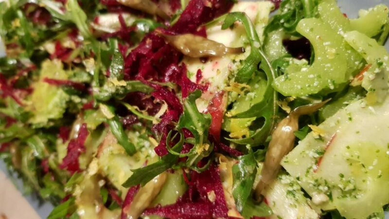 Grøn salat med guld fra køleskabet