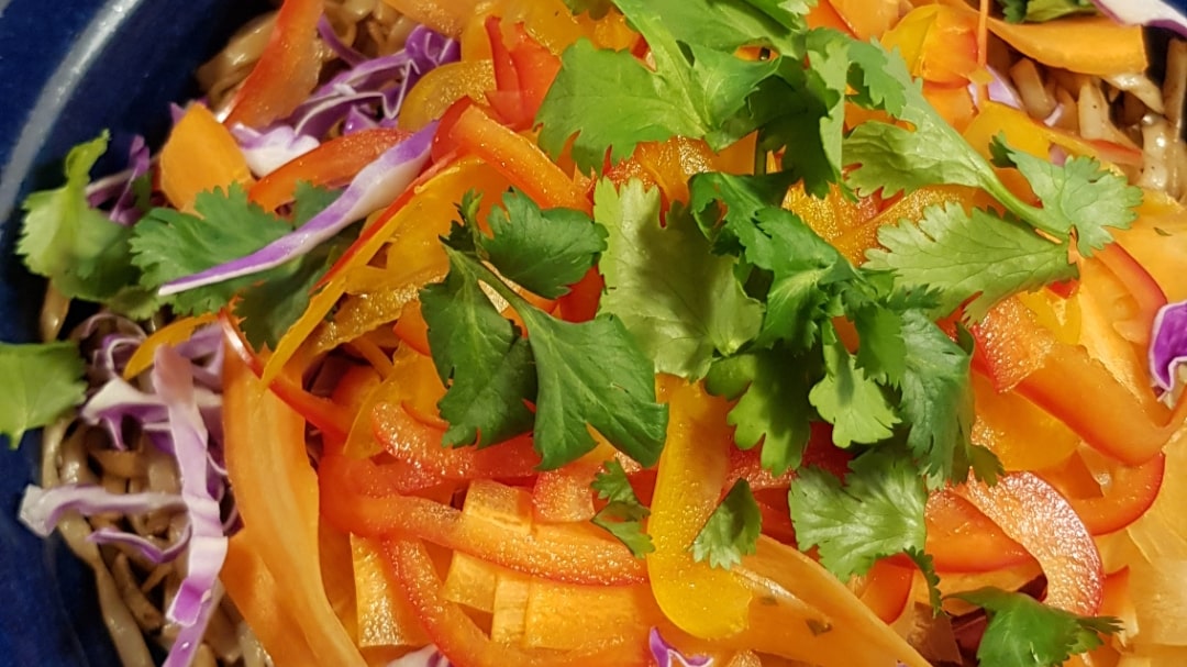 Salat med nudler