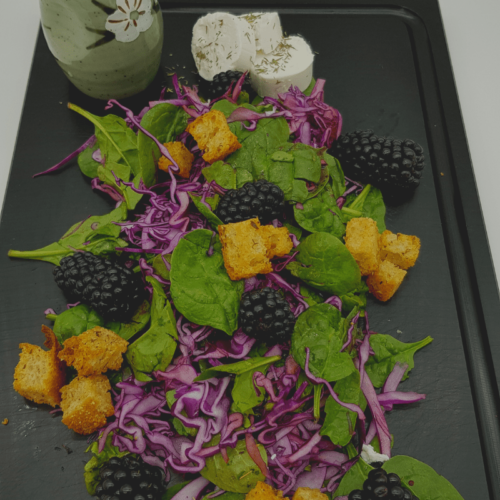 Salat med brombær og gedeost