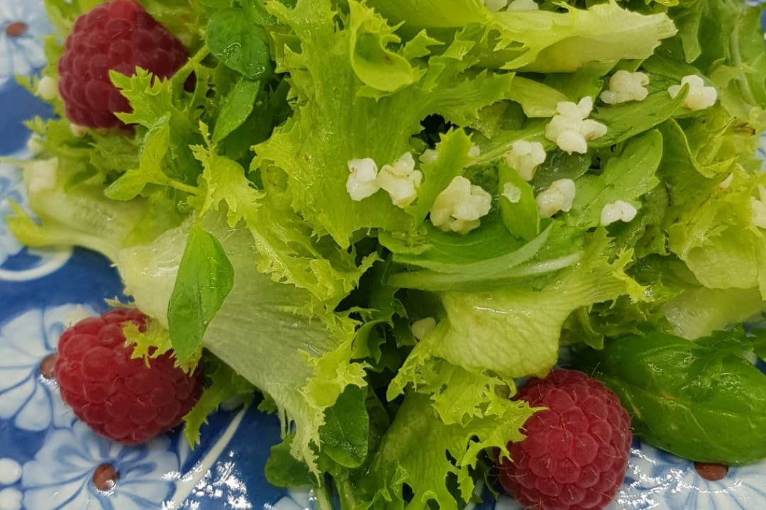 Salat med sommer hindbær