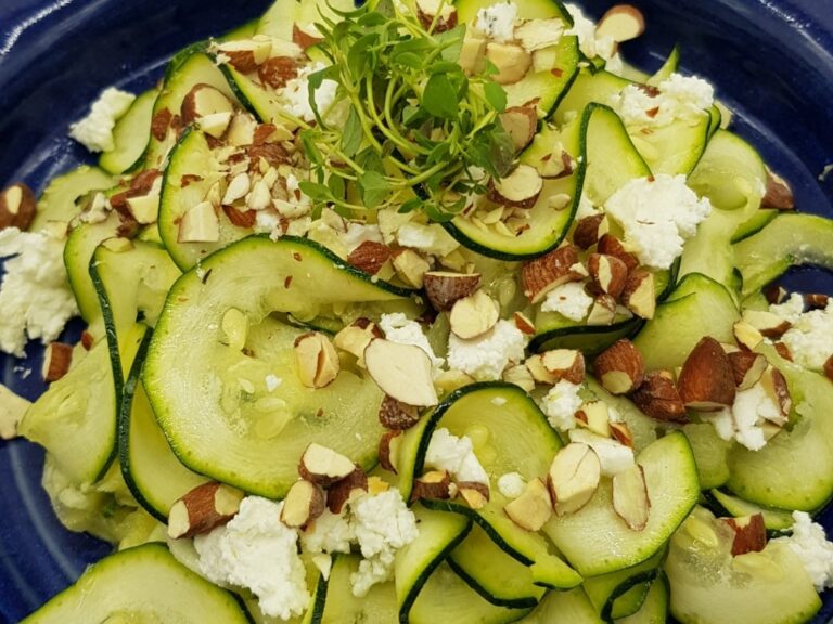 Salat med squash og gedeost