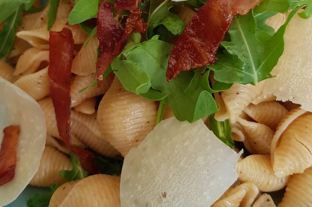 Pasta salat med parmesan og parmaskinke