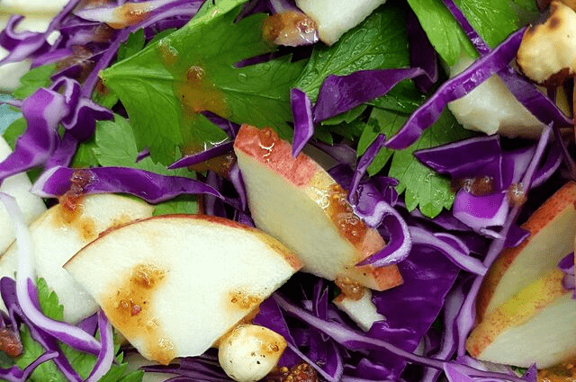 Salat med rod spidskaal og aebler