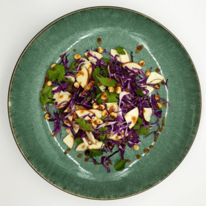 Salat med rod spidskaal og aeble