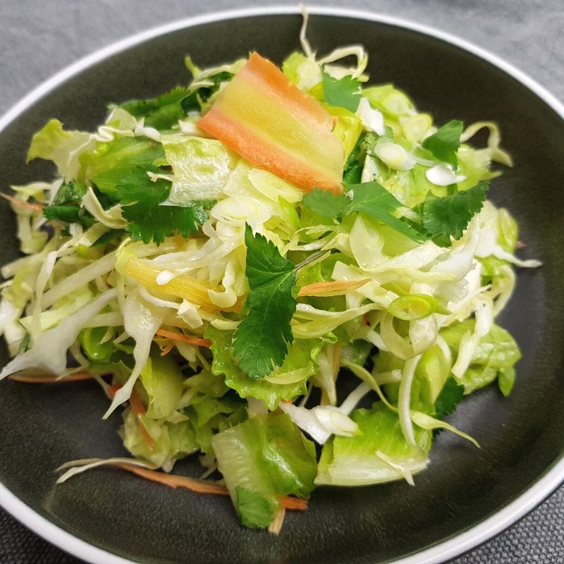 Spidskål salat med koriander