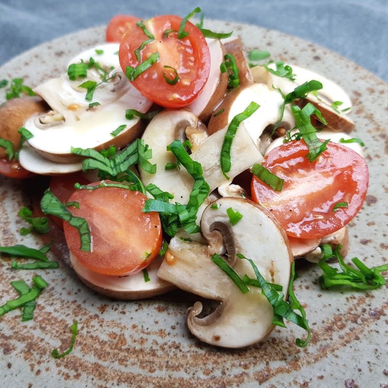 Salat af brune champignon