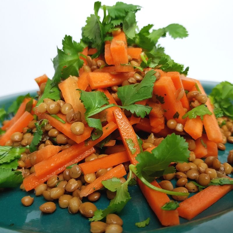 Salat med gronne linser og gulerodder