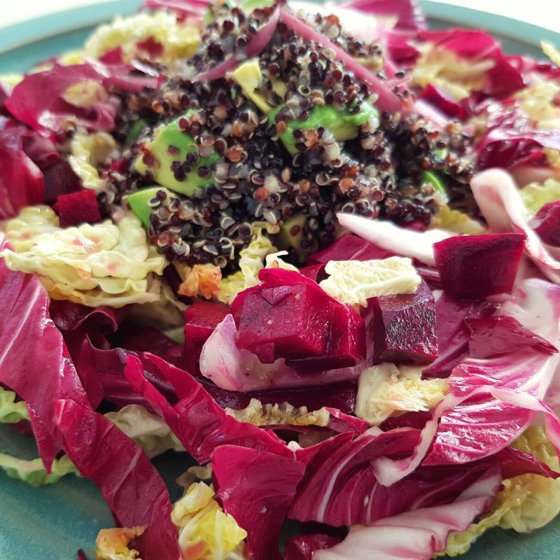 salat med rød quinoa