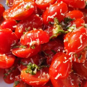 salat med tomater og salvie