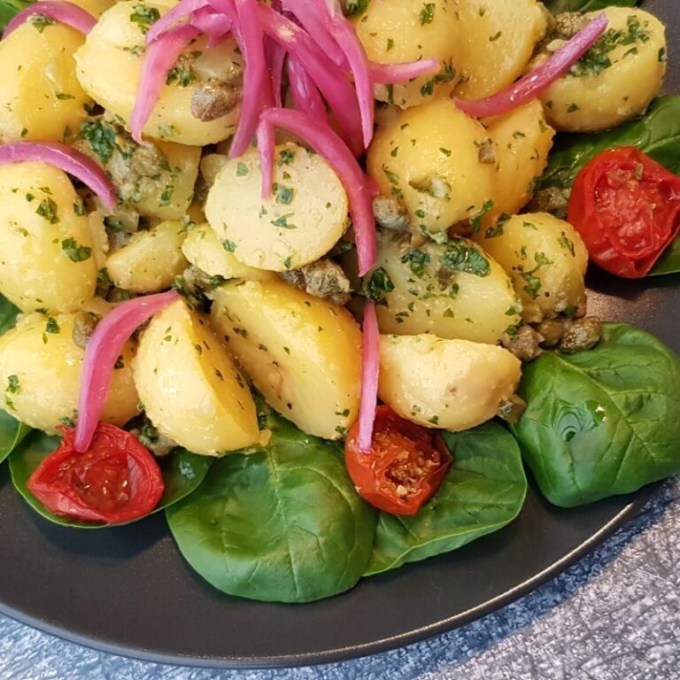 Kartoffelsalat med syltede agurker