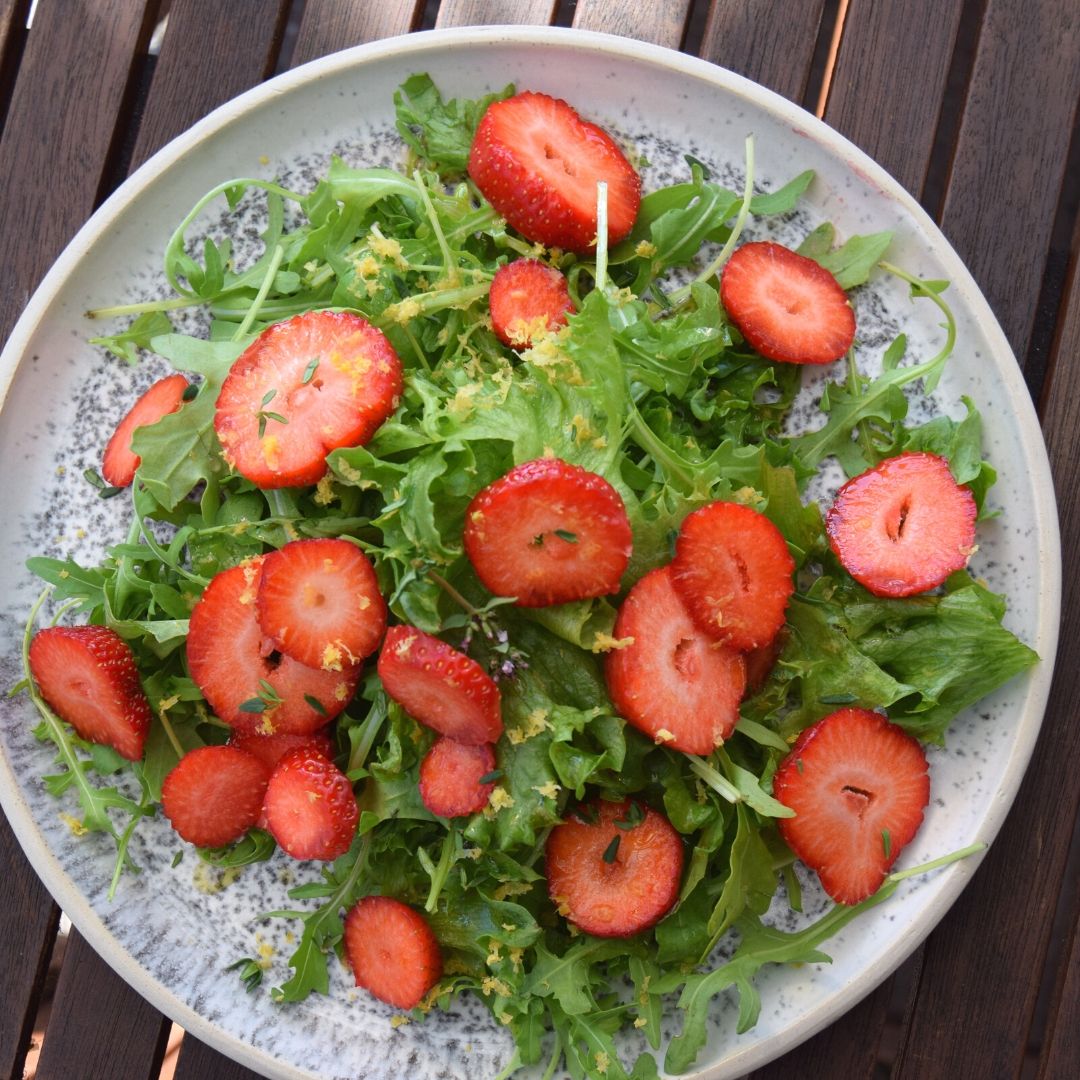 salat med jordbaer og timian